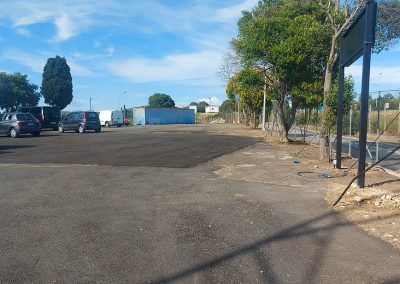 Area esterna del parcheggio Parking Vandini con auto in sosta e ampi spazi asfaltati
