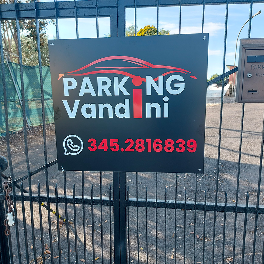 Insegna Parking Vandini all’ingresso del parcheggio con numero WhatsApp 345 2816839
