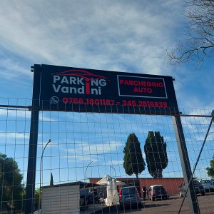 Insegna Parking Vandini parcheggio auto a Civitavecchia